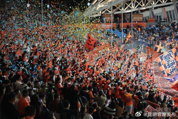 主队球迷热情高涨,为球队助威不断进入